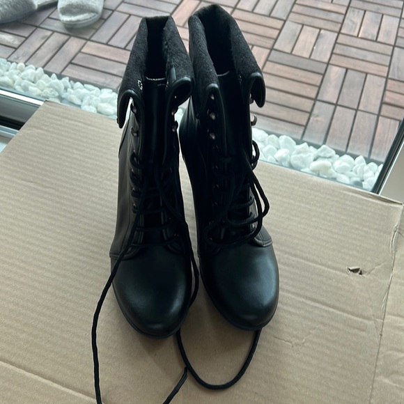 New chic boots - Picture 1 of 4